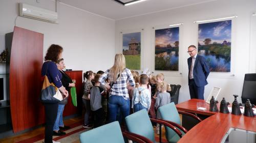 Dzieci w gabinecie Burmistrza Pruszcza Gdańskiego śpiewają piosenkę.